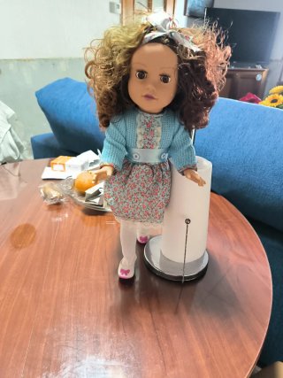 Muñeca con vestido floral y lazo
