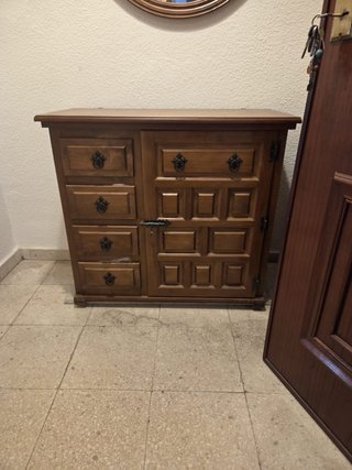 Mueble antiguo de madera para máquina de coser
