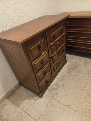 Mueble antiguo de madera para máquina de coser