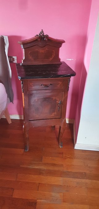 Coppia di Comodini Antichi in Legno Intarsiato