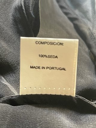 Blusa de seda negra con volantes