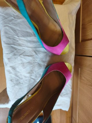 Zapatos Peep Toe Antelina Multicolor tacón dorado