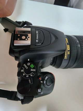 Cámara Nikon D5600 con accesorios