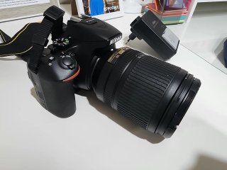 Cámara Nikon D5600 con accesorios
