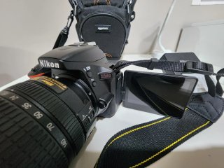 Cámara Nikon D5600 con accesorios