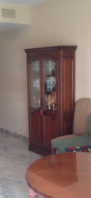 Vitrina de madera y cristal