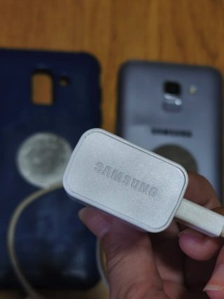 Samsung Galaxy J6 + cargador y funda