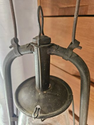 Farol antiguo de metal y cristal