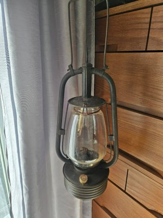 Farol antiguo de metal y cristal