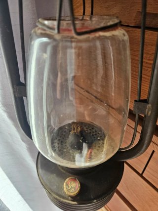 Farol antiguo de metal y cristal