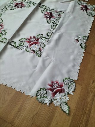 Mantel cuadrado 85cm y 4 servilletas bordadas