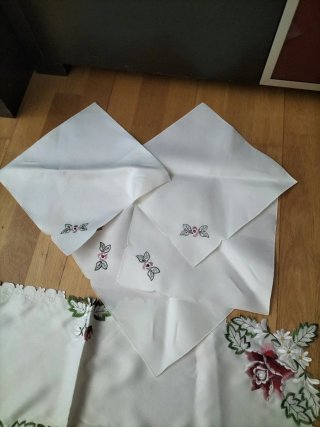 Mantel cuadrado 85cm y 4 servilletas bordadas