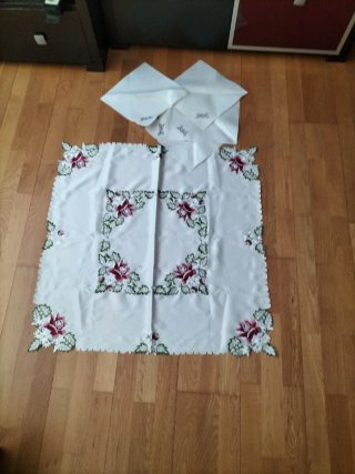 Mantel cuadrado 85cm y 4 servilletas bordadas