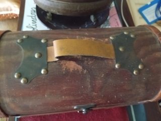 Baúl de madera con detalles metálicos