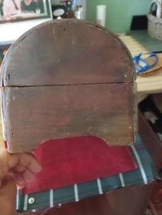 Baúl de madera con detalles metálicos