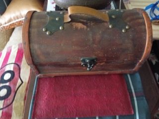 Baúl de madera con detalles metálicos