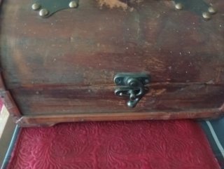 Baúl de madera con detalles metálicos