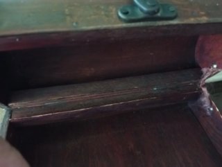 Baúl de madera con detalles metálicos