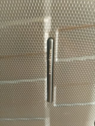 Maleta de viaje gris con ruedas