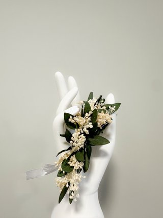 Pulsera de flores blancas y verdes preservada