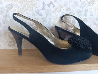 Zapatos de tacón negros con flor