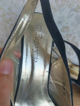 Zapatos de tacón negros con flor