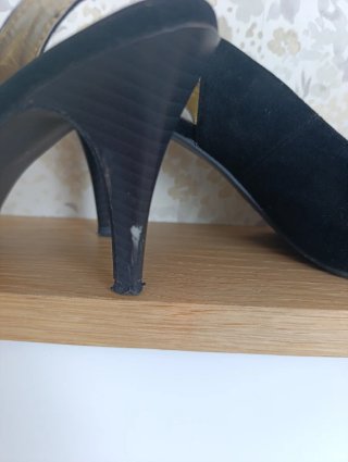 Zapatos de tacón negros con flor