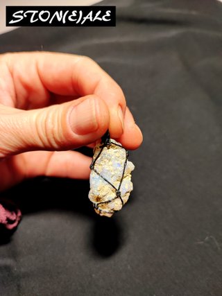 ciondolo con opale Welo ingabbiato