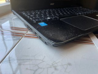 Portatile Acer Aspire F15 (F5-573) con danni da trasporto