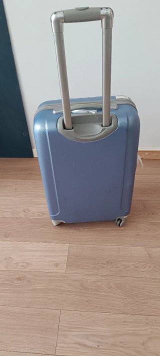Maleta azul con ruedas y asa extensible.   60*40