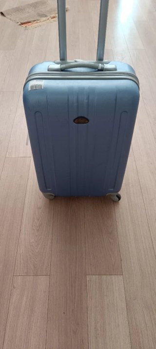 Maleta azul con ruedas y asa extensible.   60*40