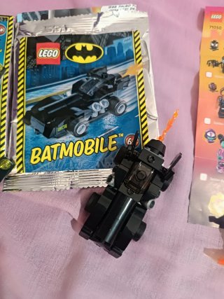Lote LEGO Superhéroes: 3 Minifiguras y 1 Batmobile