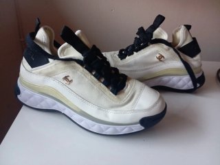 Chanel Sneakers Blancas y Negras