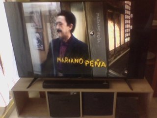 Televisor Hisense 62" con barra de sonido bajo LG