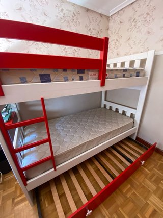 Letto a castello rosso e bianco con letto a soppalco