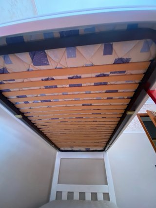 Letto a castello rosso e bianco con letto a soppalco