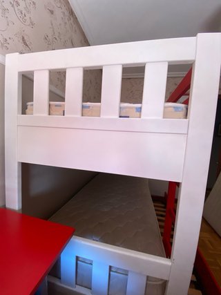 Letto a castello rosso e bianco con letto a soppalco