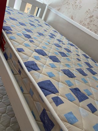 Letto a castello rosso e bianco con letto a soppalco