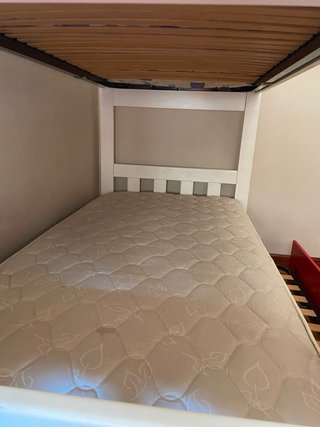 Letto a castello rosso e bianco con letto a soppalco