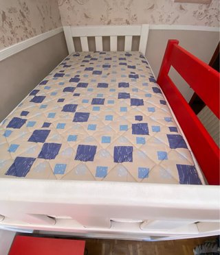 Letto a castello rosso e bianco con letto a soppalco