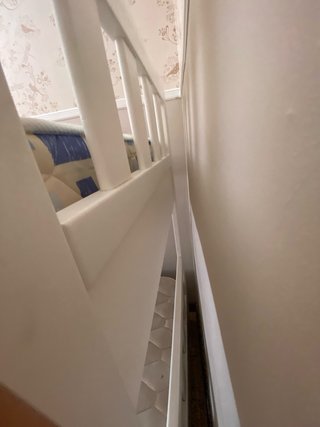 Letto a castello rosso e bianco con letto a soppalco