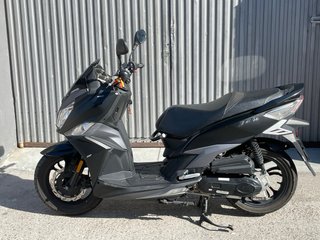 Moto Scooter SYM Negra