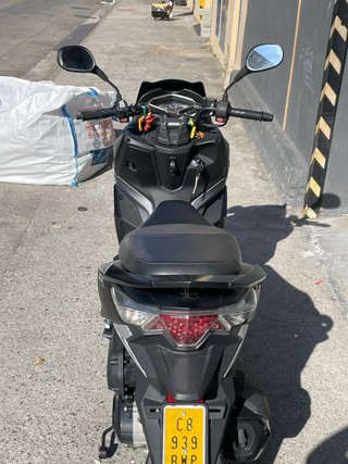 Moto Scooter SYM Negra