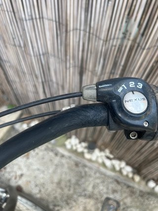 Bicicleta Btwin azul a restaurar ruedas.