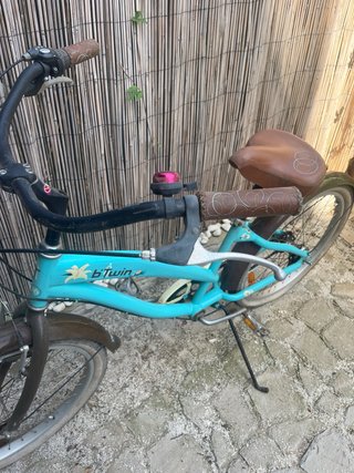 Bicicleta Btwin azul a restaurar ruedas.