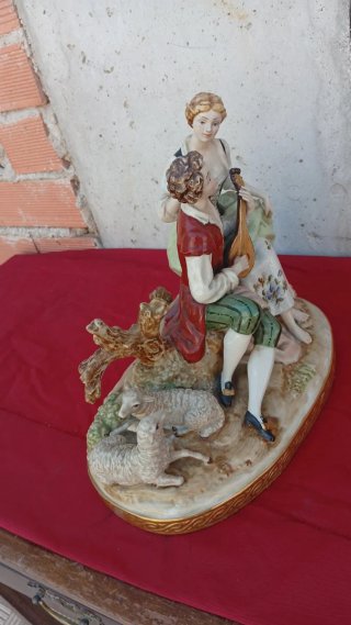 Figura de porcelana pareja pastoril