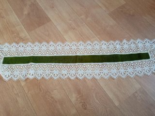 Tapete de terciopelo verde y encaje blanco
