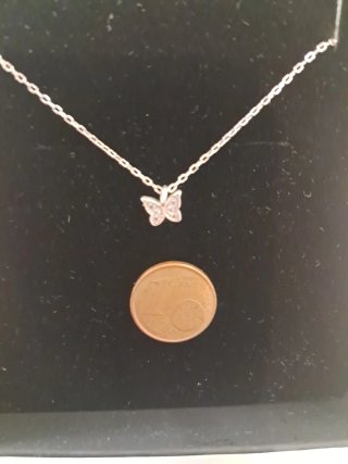 Collar de plata con colgante de mariposa