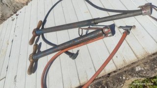 2 Bombas de inflar ruedas antiguas