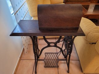 Maquina de coser Singer antigua con mesa